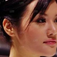 给她化妆以后,不太清纯了吧