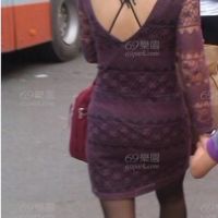 她的背影