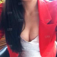 太太身材一流，肤白腿长乳挺。