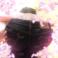 爱妻紧身牛仔裤撅臀照