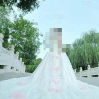 和主人结婚时的婚纱照片